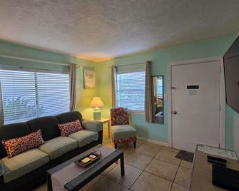 Oceanfront Sea Scape Motel - Indialantic - Soggiorno