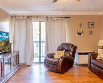 Downtown Gatlinburg Gem 102 - Walk to the Shops & Trails - Gatlinburg - Living room