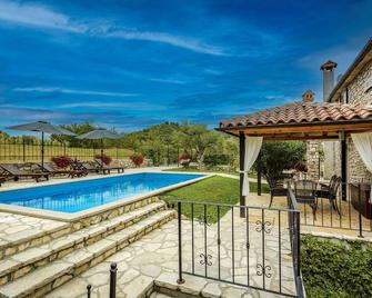 Traditional Istrian stone house with large pool - Buzet - Pool