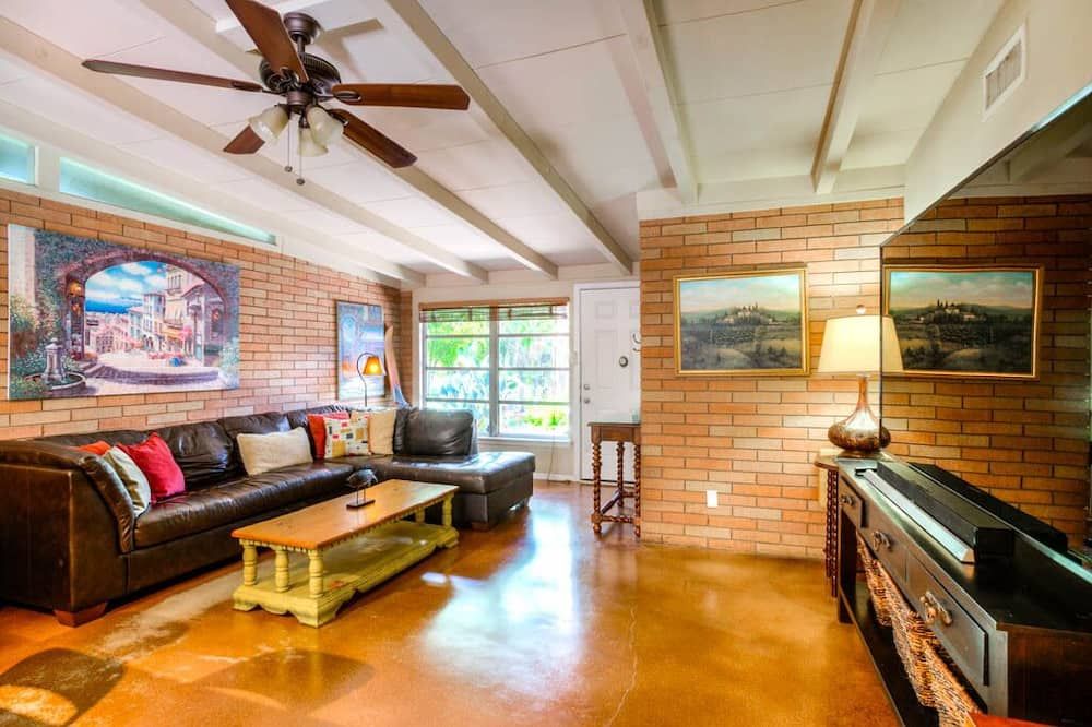 Next to UT, 3 Miles to Downtown, Pet- Friendly - Austin - Salon
