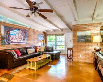 Next to UT, 3 Miles to Downtown, Pet- Friendly - Austin - Salon