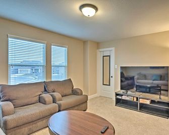 Texas Home w/ Patio & Grill ~ 16 Mi to Austin - Manor - Living room