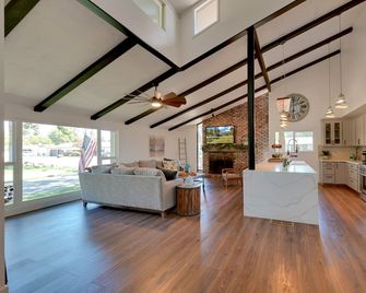 Rustic Modern Retreat W/Pool And Game Room - Yuba City - Sala de estar