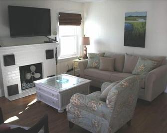 Oceanside Apartment in the 'Heart of the Beach' Ground Level - Wrightsville Beach - Wohnzimmer