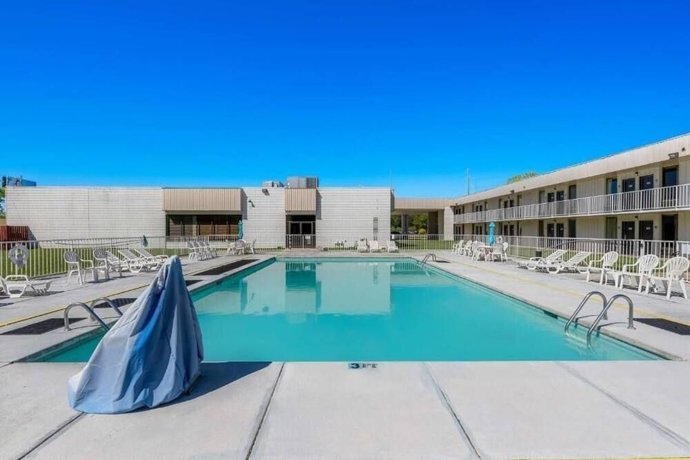Convenient Room Right in I-22 | 3 Family Ready Stays w/ Free Breakfast - Hamilton - Pool