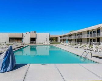 Convenient Room Right in I-22 | 3 Family Ready Stays w/ Free Breakfast - Hamilton - Pool