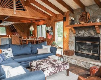 Gorgeous Lakefront Getaway - Innsbrook Chalet with Outdoor Spa! - Wright City - Sala de estar