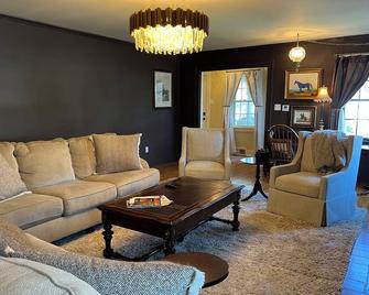 Forget your worries in this spacious 5-Bedroom Home in Downtown Barbourville. - Barbourville - Living room