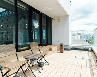 ويبيز هاكاتا هوستل - فوكوكا - شرفة