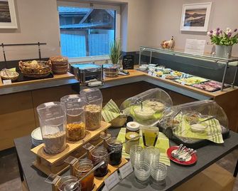 Garni Hotel & Ferienwohnungen Seeschlößchen - Waldeck (Hessen) - Buffet