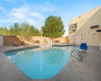 Econo Lodge Inn & Suites Santa Fe South - Santa Fe - Piscine