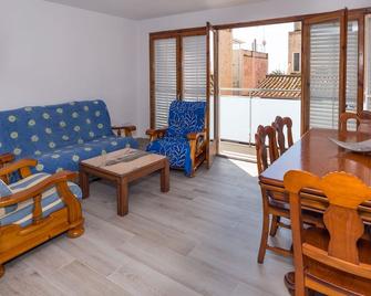 Beach Apartment in Calella, Barcelona. Free Wifi, a / c - Calella - Huiskamer