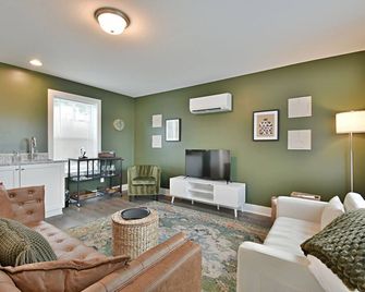 Welcome to Your Riverside Retreat in Knoxville, TN! - Knoxville - Living room