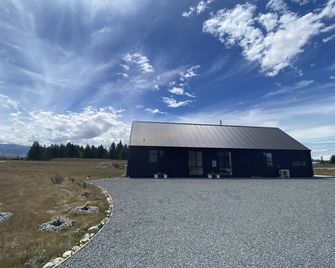 Ruataniwhat Retreat - Free Wifi - Twizel - Building