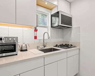 Scenic Retreat with Deck & Stunning Views in LA - 格倫代爾 - 廚房