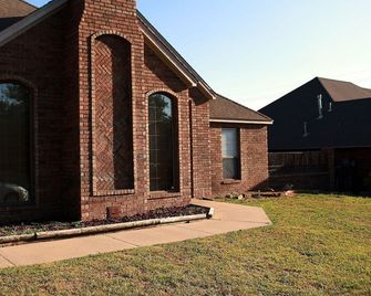 Modern and stylish 3 bedroom with large layout floor plan - Lawton - Budova