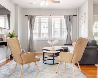Free parking, Safe Area -close to NYC and Newark Airport, 2-bedroom apartment. - Bayonne - Salon