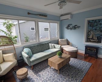 'Once Upon a Tide' eclectic beach house with pizza oven, game room, fireplace - Long Beach - Living room