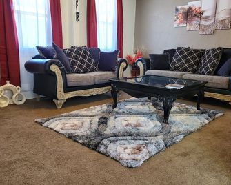 Home-like family-size and efficient. A business travelers' dream. - Cleveland - Huiskamer