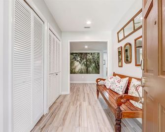 Lakeshore: Pool, Outdoor Kitchen, & Garden - Naples - Wohnzimmer