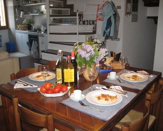 Casa Messi - Casa Messi a Vicolo Della Rivolta 25 Apt 5 - Pitigliano - Dining room