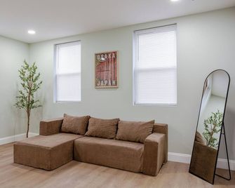 Stylish Minimalist Stay in City Center - Philadelphia - Living room