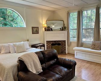 Doe Stowey - An English cottage escape at Stag Leap Cabins! - Nacogdoches - Bedroom