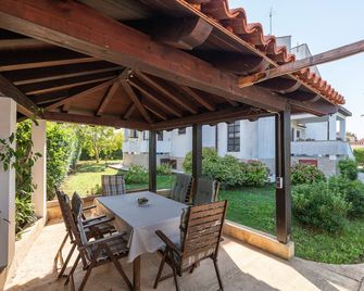 Apartments Villa Falcon - Funtana - Innenhof