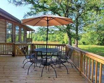 Escape City Life at this Exceptional Cabin Retreat with River Views. - Lucedale - Patio