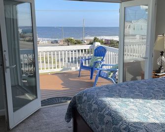 Welcome to “Happy Ours” with Ocean Views & just 120 steps to the Beach! - Kure Beach - Balcón