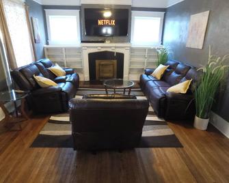 Huge 4-Bedroom Historic Home & Game Room - Goldsboro - Obývací pokoj