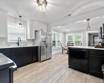 Amys Place Remolded 4 Bedroom near Arkansas Tech - Russellville - Kitchen