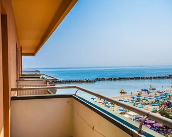 Hotel Cola Frontemare - Bellaria-Igea Marina - Μπαλκόνι