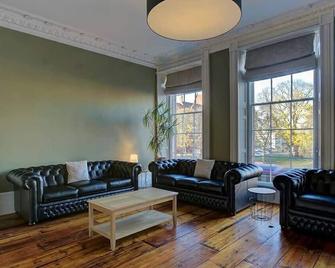 Manchesters Ultimate House - Hot tub - Sleeps 23! - Salford - Living room
