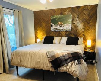 Spacious Guest House with Sauna, 5+ beds, Near Katmai! - King Salmon - Bedroom