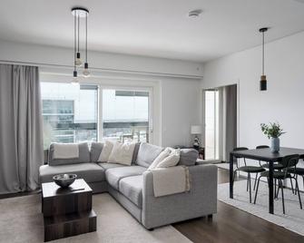 Modern 1BR Apartment with Balcony at Tripla Pasila, 5 mins to Helsinki City Center - Helsinki - Sala de estar