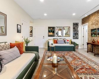 Downtown Lake Geneva New York Suite Walk to Beach Dining Shops Sleeps 8 - Lake Geneva - Living room