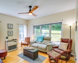 Near Hiking: Blue Ridge Mtn Home on Private Acre - Little Switzerland - Living room