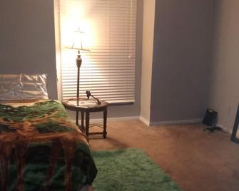 Cozy & Close To Everything! 2 Bedroom 2 Bath! - Peachtree Corners - Bedroom