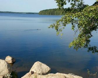 Beautiful Mini Villa Right On The Lakeside - Luumäki - Vista del exterior