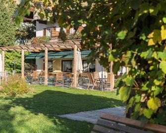 Landhotel Gasthof zum Löwen - Rodeneck - Innenhof