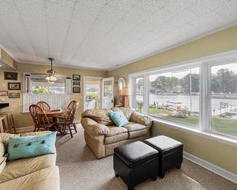 'Mile 0' Big Crooked Lake, Sister Lakes - Dowagiac - Sala de estar