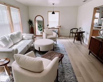 Bali inspired home in quiet neighborhood - Wichita Falls - Living room
