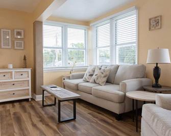Centrally Located Two Bedroom Unit! Close to Everything! - Jacksonville Beach - Living room