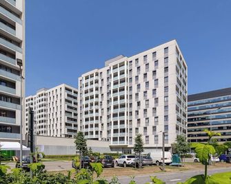 Fabryczna Modern Apartment with Balcony & Parking in Cracow by Noclegi Renters - Cracovia - Edificio