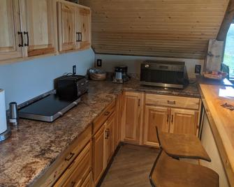 On the shores of Ducklake only minutes from Glacier Park, and Waterton Park park - Babb - Cocina