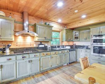 Expansive Sky Valley Lodge w/ Mountain Views! - Dillard - Keuken