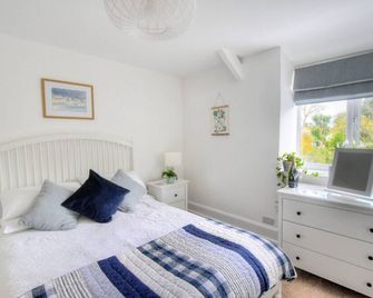 1 Lymbrook Cottages - Lyme Regis - Bedroom