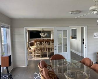 Winter Rental 90 Day Minimum Summer Rental start will start in January - Rush City - Dining room