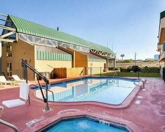 Rodeway Inn and Suites South of Fiesta Park - San Antonio - Pool